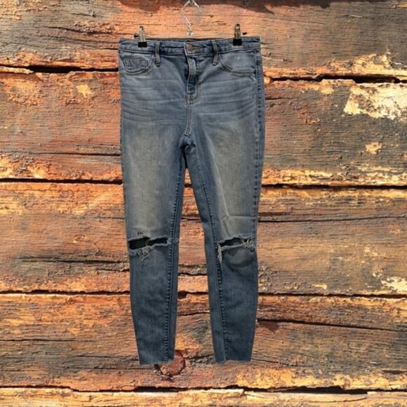 Massimo high rise jeans. Size 6/28R
Light medium wash power stretch‎ mom jean - Picture 2 of 6